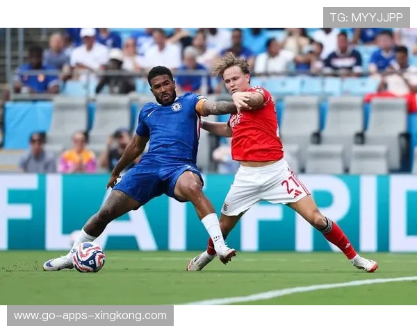 切尔西任意球套路再现经典：足球场上的巧妙瞬间